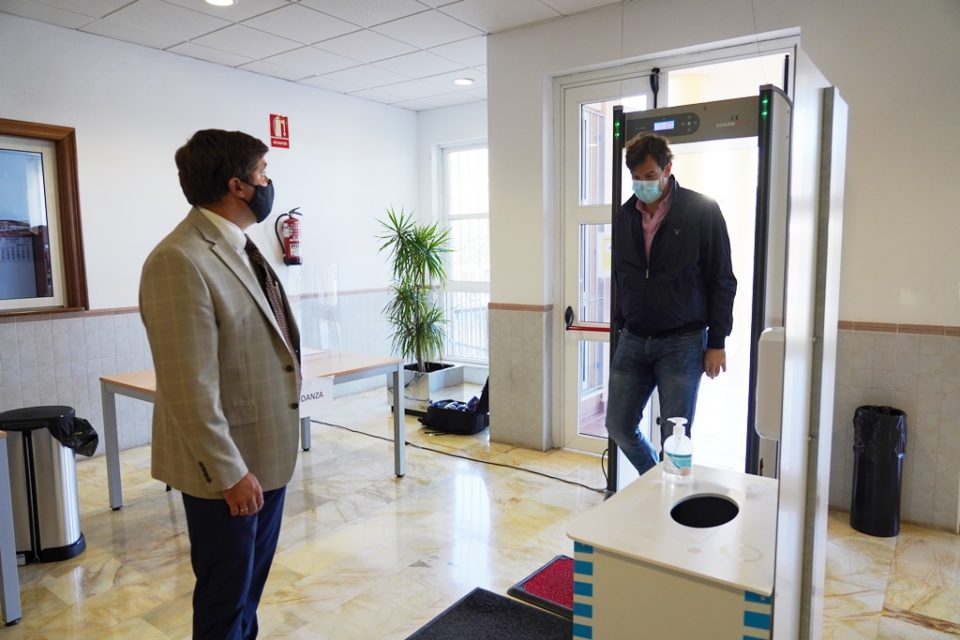 El Ayuntamiento de Roquetas instalará medidores de calidad del aire en todos los colegios y salas de formación