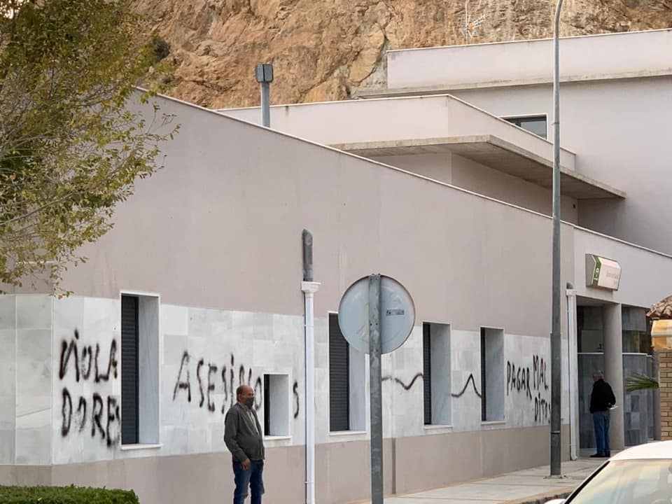 El nuevo centro de salud de Macael amanece con pintadas vandálicas