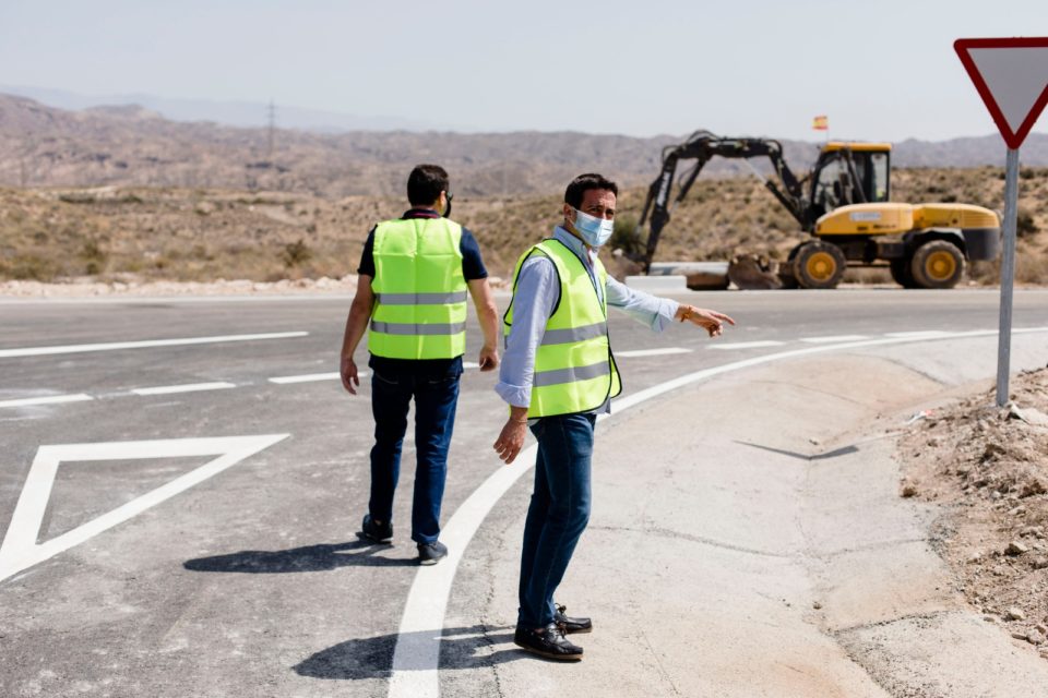 Diputación mejora la seguridad vial en los caminos que dan acceso a las canteras en Macael