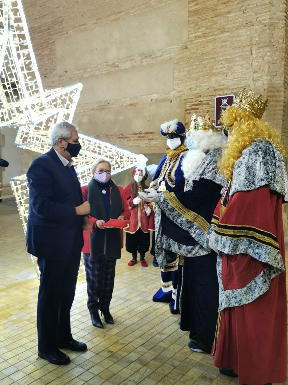 El alcalde de Vera entrega a Sus Majestades los Reyes Magos de Oriente las llaves de la Ciudad