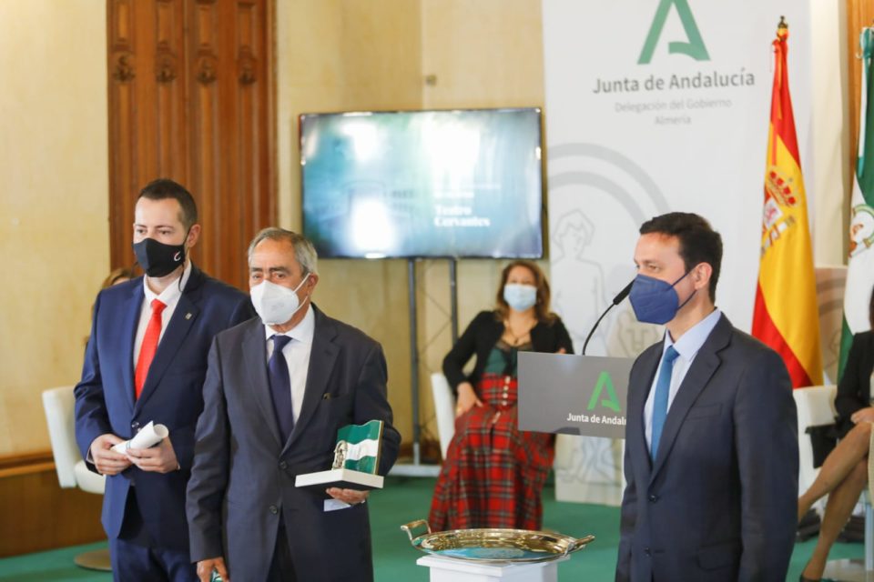 El IEA recibe la Bandera de Andalucía por su defensa de la cultura y la historia de la provincia de Almería