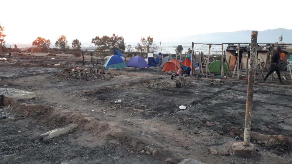 Más de una semana después del incendio de Atochares, el Ayuntamiento de Níjar sigue sin reaccionar ante las personas que siguen desalojadas