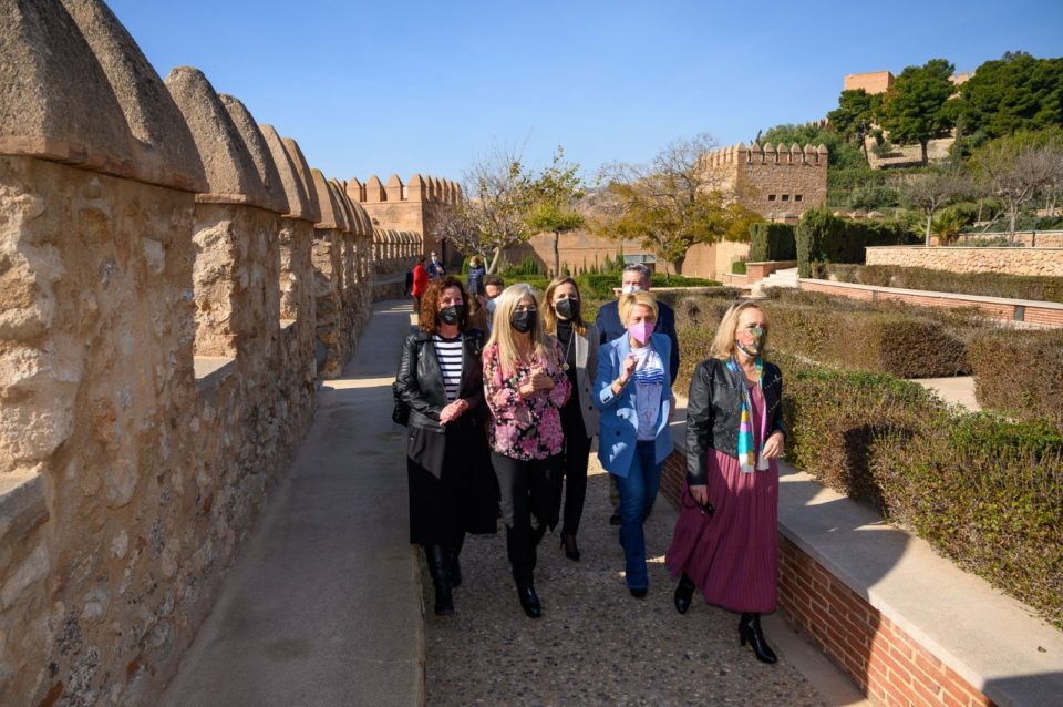 Vázquez destaca “la apuesta inversora” de la Junta en Almería durante la visita de la consejera a las obras de rehabilitación de la Alcazaba