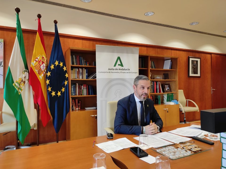 El consejero de Hacienda y Financiación Europea, Juan Bravo, ha participado en el webinar “Oportunidades de reactivación económica en Almería”