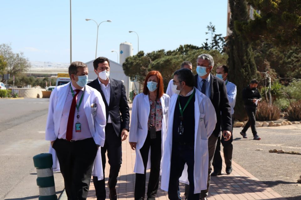 El delegado de Salud y Familias y el alcalde de El Ejido visitan las obras de ampliación del Hospital de Poniente