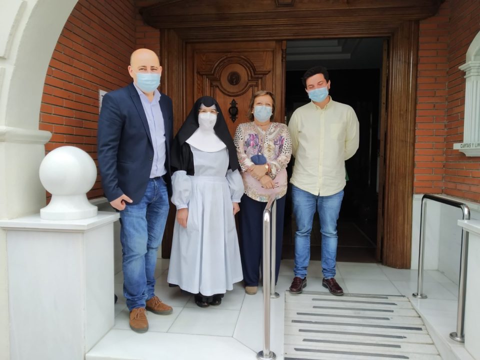 El Ayuntamiento de Huércal-Overa entrega una ayuda de 10.000 euros a la Residencia de Ancianos Virgen del Río