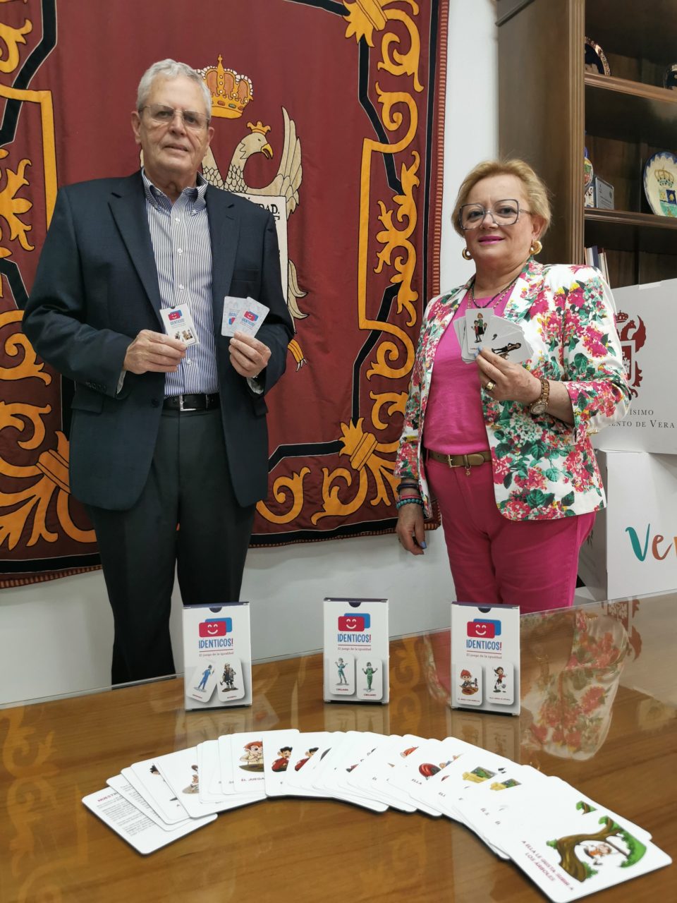 El Ayuntamiento de Vera distribuye juegos de cartas para concienciar a los jóvenes sobre la igualdad