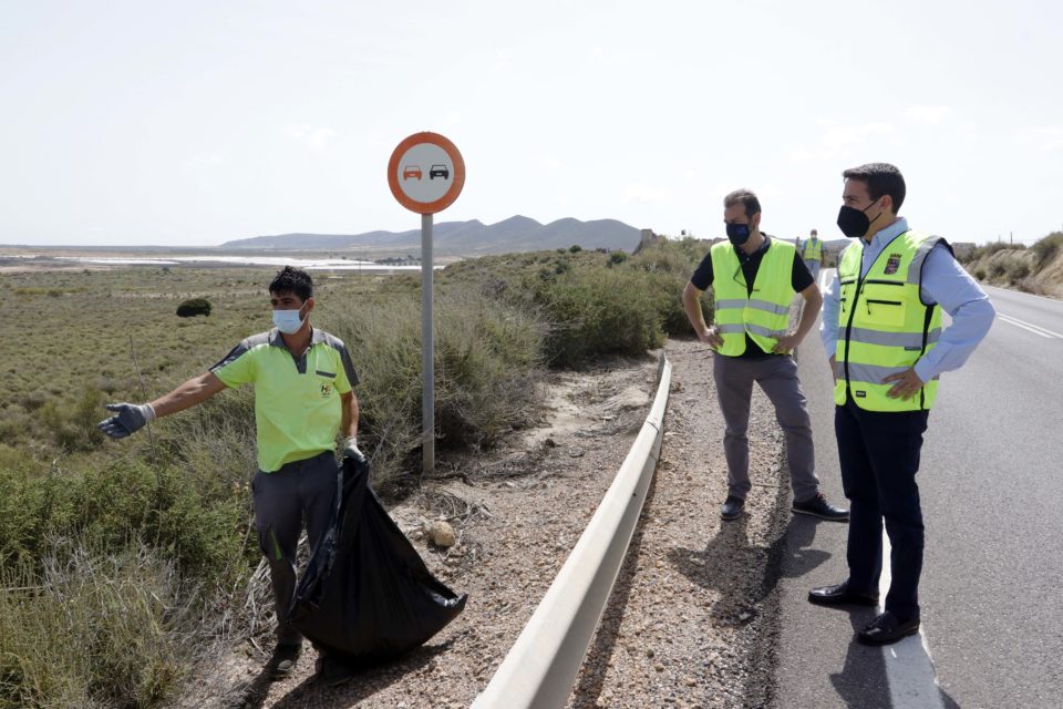 Diputación impulsa un operativo especial de limpieza de carreteras costeras para la temporada de verano