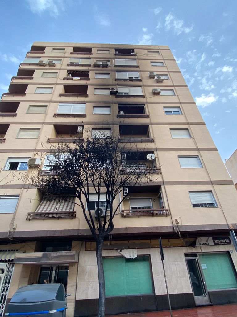 Prenden fuego a cinco contenedores y ocasionan daños en fachadas y vehículos en la calle Granada
