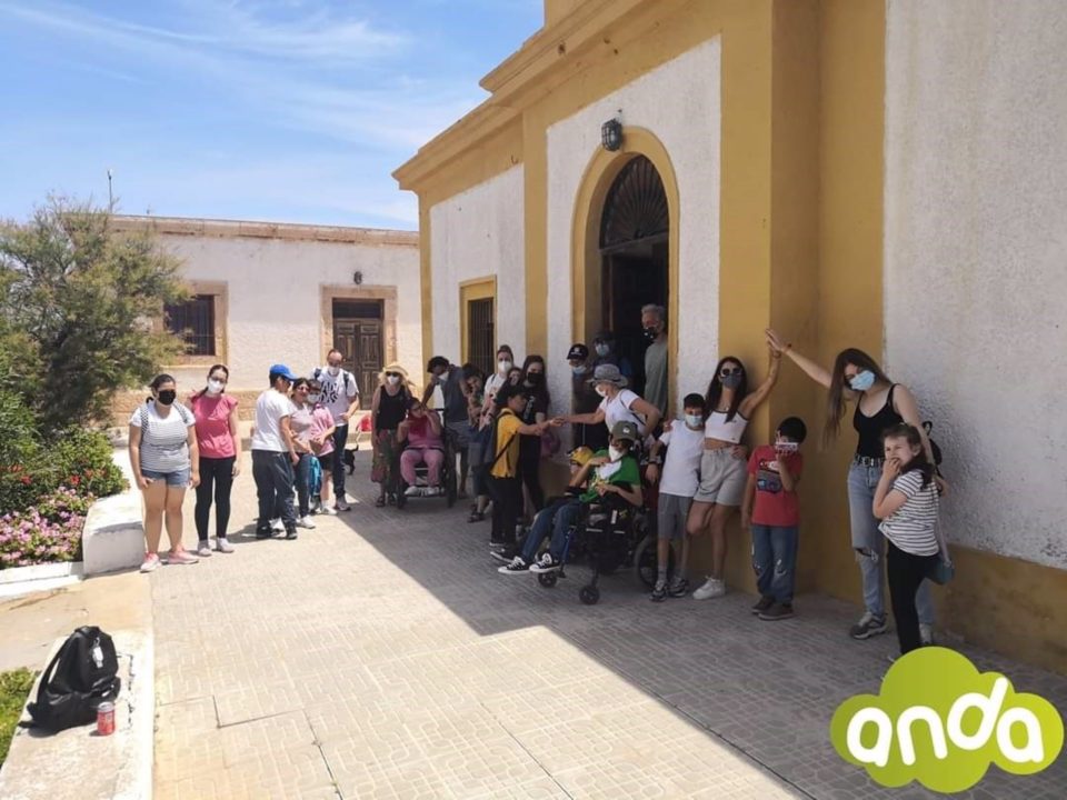 Un grupo de niños con discapacidad de la Asociación ANDA visita el faro de Mesa Roldán