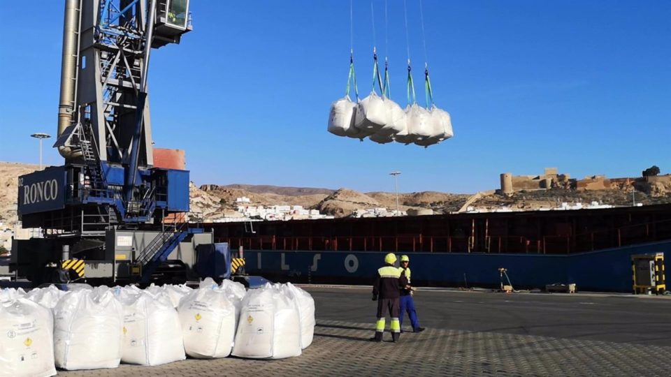 El tráfico de mercancías en los puertos de Carboneras y Almería aumenta un 129% en mayo