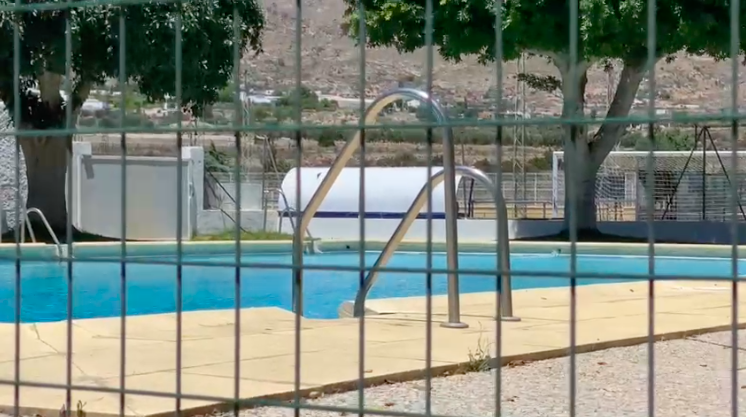 La alcaldesa de Níjar miente: anuncia la apertura de las piscinas de Campohermoso, San Isidro y la Villa, cuando esta última todavía permanece cerrada