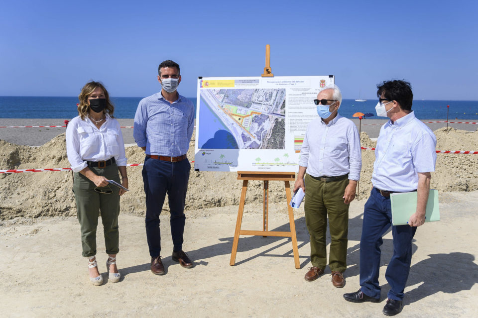El alcalde y el subdelegado visitan las obras del Paseo Marítimo de Almería, cuya finalización se prevé para marzo de 2022