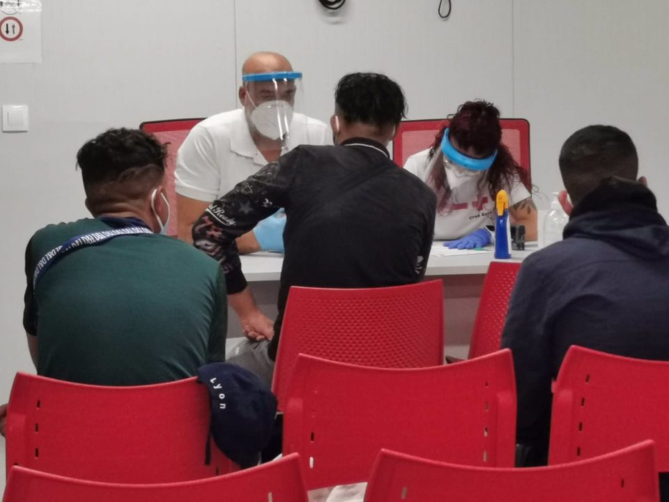 Cruz Roja asiste a 163 personas llegadas en patera hasta Almería, desde este lunes, en 14 intervenciones