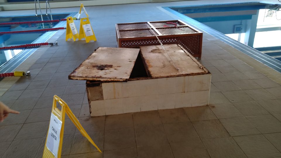 La falta de mantenimiento durante años retrasan la apertura de la piscina municipal de Vera y obliga al Ayuntamiento a realizar trabajos extraordinarios en las instalaciones