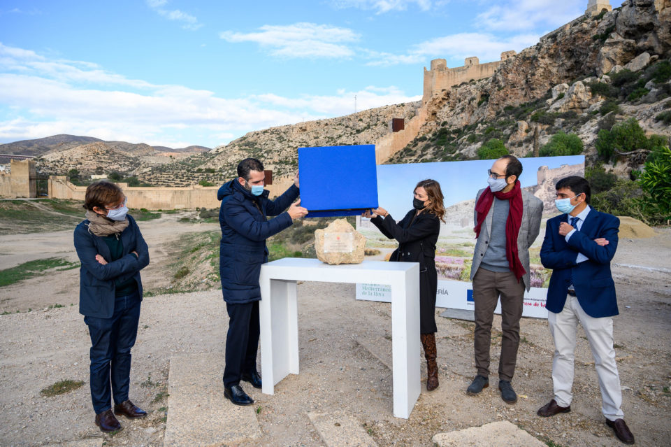 El Ayuntamiento coloca la primera piedra de los futuros Jardines Mediterráneos La Hoya, un espacio que será motivo de “orgullo” para los almerienses