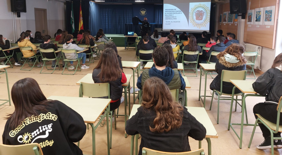 La Policía Local de Huércal-Overa lleva su programa de prevención contra el acoso escolar a los adolescentes