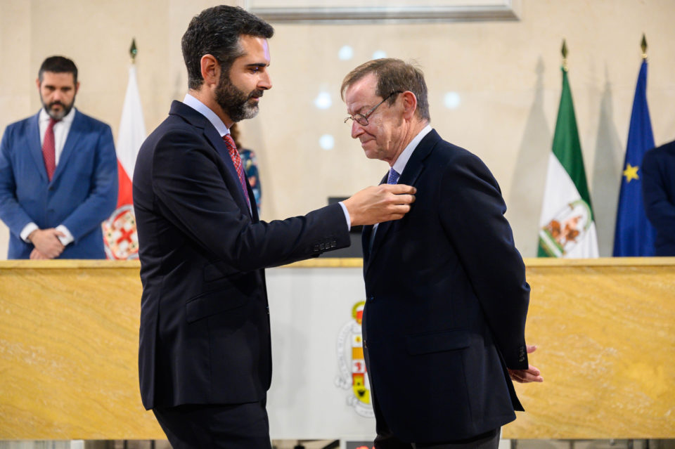 El alcalde impone el Escudo de Oro al científico y doctor en Física Rodolfo Miranda, “eminencia en nanotecnología” que lleva Almería por el mundo