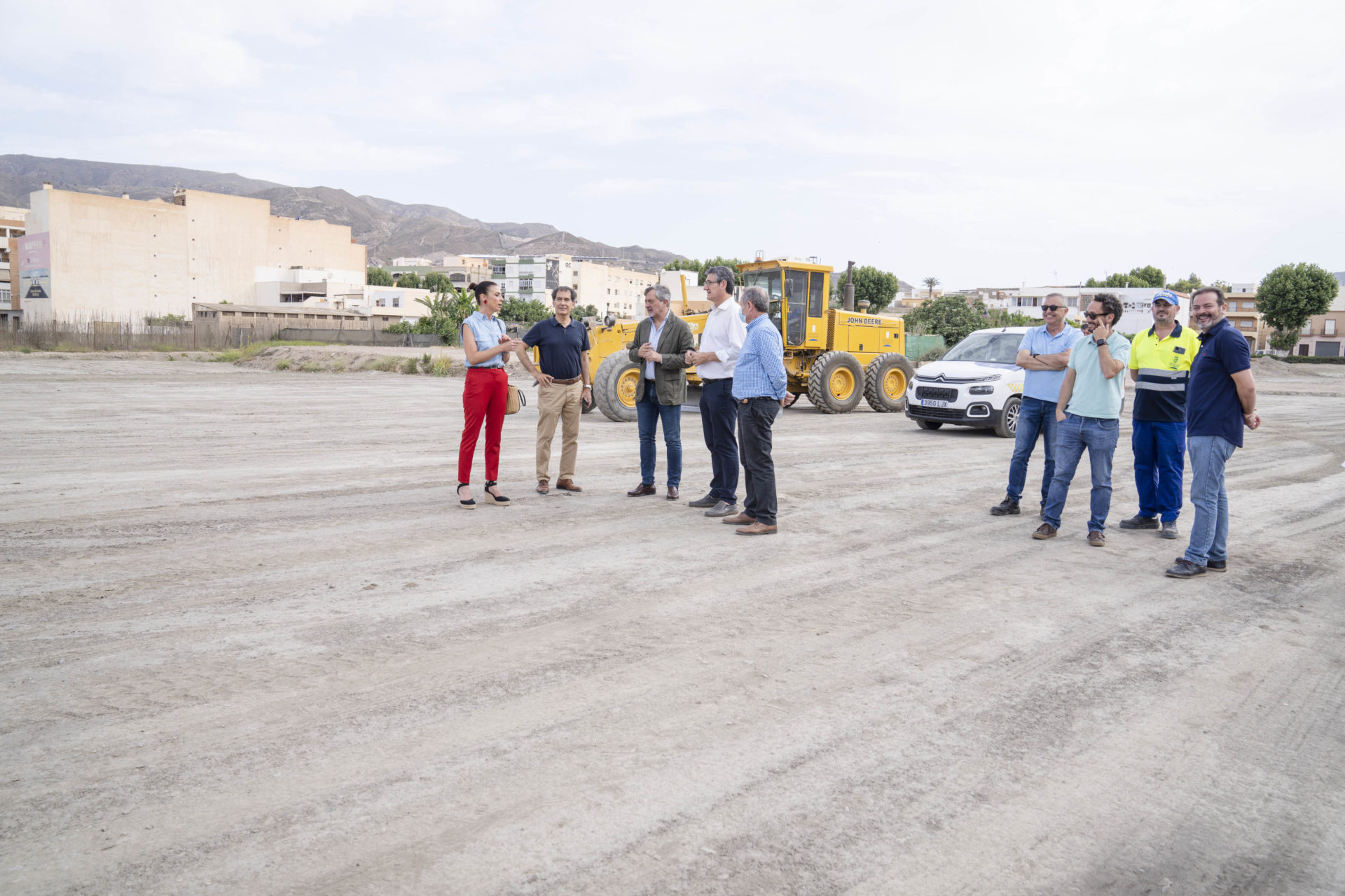 La maquinaria de Diputación colabora con el Ayuntamiento de Adra en la preparación del Juergas Rock