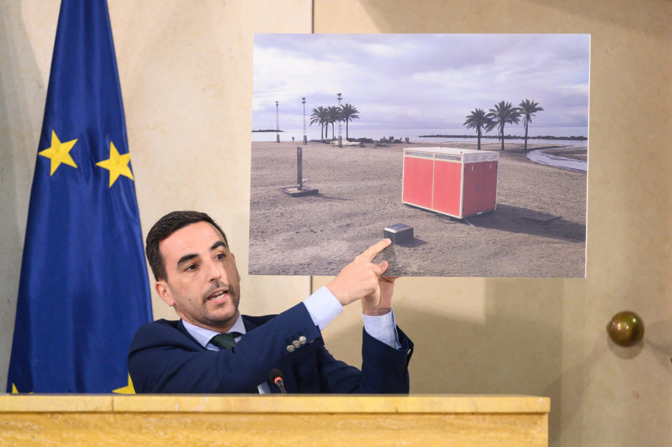 El Pleno insta al Gobierno, con la abstención del PSOE, a que haga aportes de arena en las playas y pavimente el Camino de Los Capeles