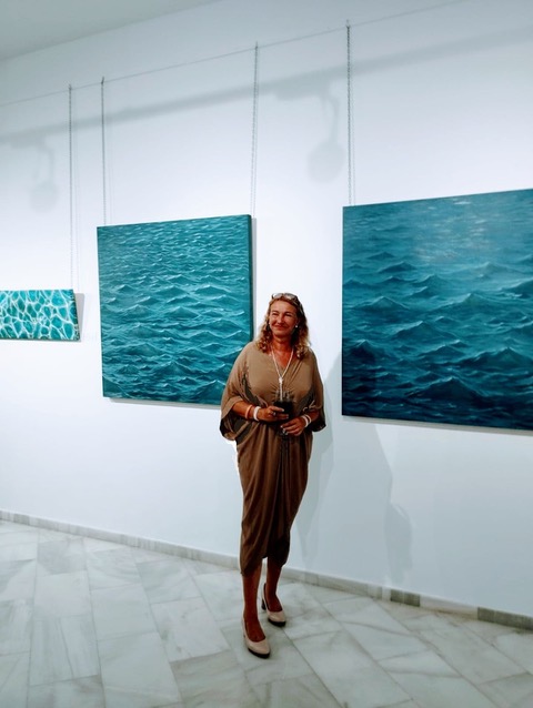 La artista Pamen Merchante expone sus pinturas en Mojácar hasta finales de julio