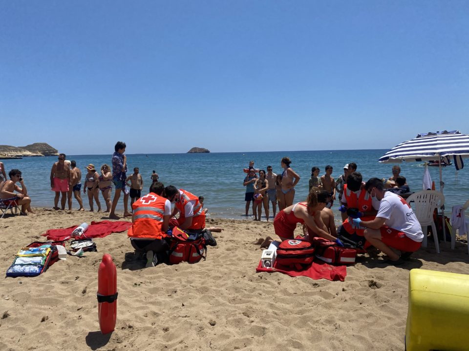 Cruz Roja Pulpí realiza un simulacro en la playa “Mar Rabiosa” de San Juan de los Terreros