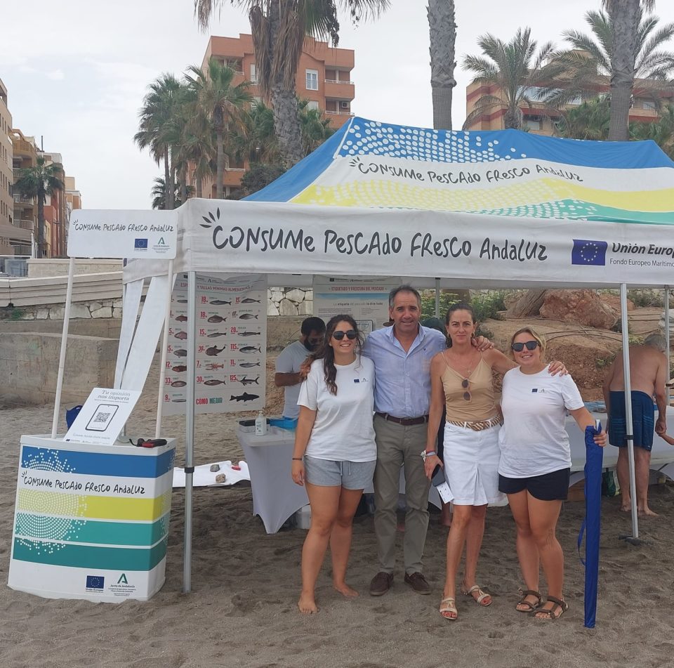La campaña ‘Consume pescado fresco andaluz’ llega a la playa de El Palmeral de Almería